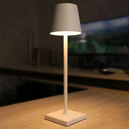 Essencial LED Lamp - Luminária de Mesa Recarregável e Touch